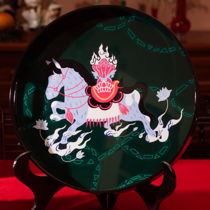 Khay sơn mài  tròn ngựa nền xanh lục bảo KT 40cm 